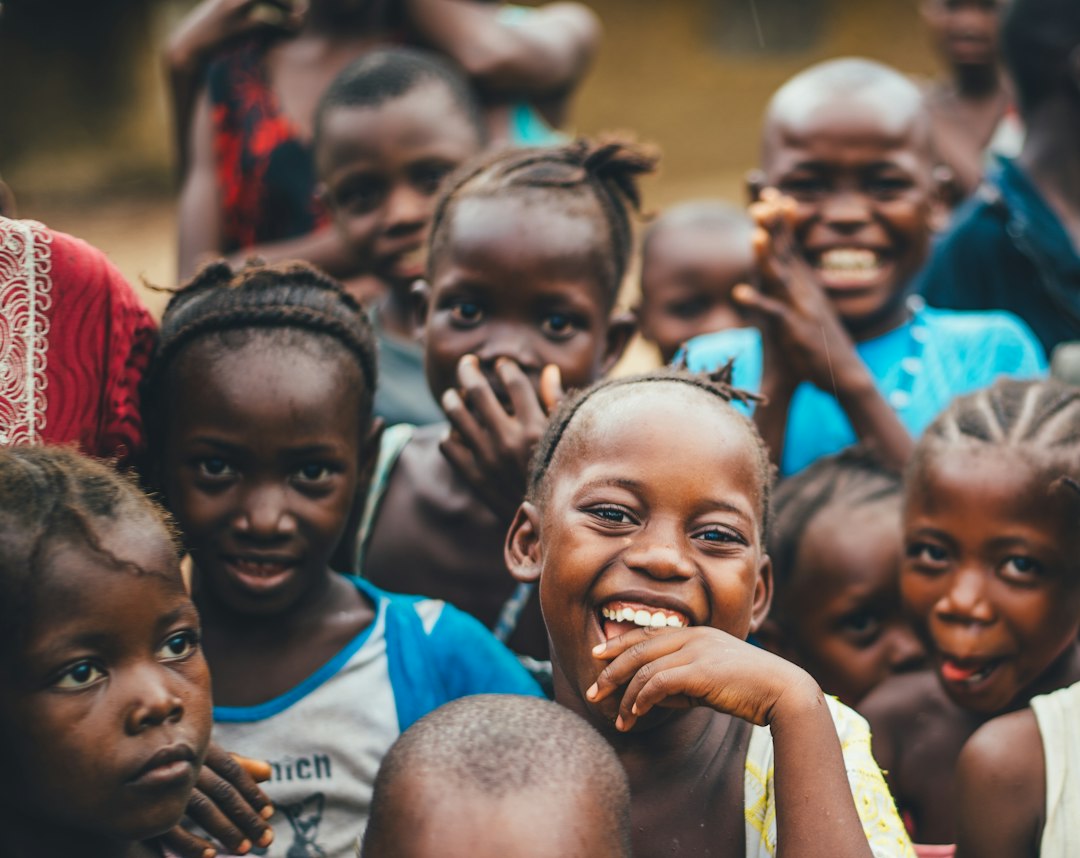 Des enfants réunis dans un cadre éducatif en Afrique, symbole de transmission de la paix