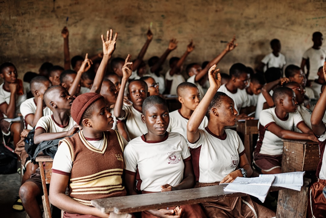 Des jeunes réunis lors d’une action éducative et solidaire en Afrique